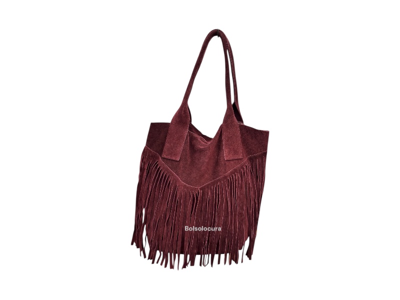 Un bolso shopper de piel vuelta con flecos de color burdeos