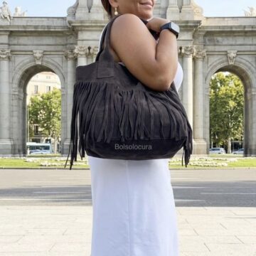 Un bolso shopper de piel vuelta con flecos de color chocolate
