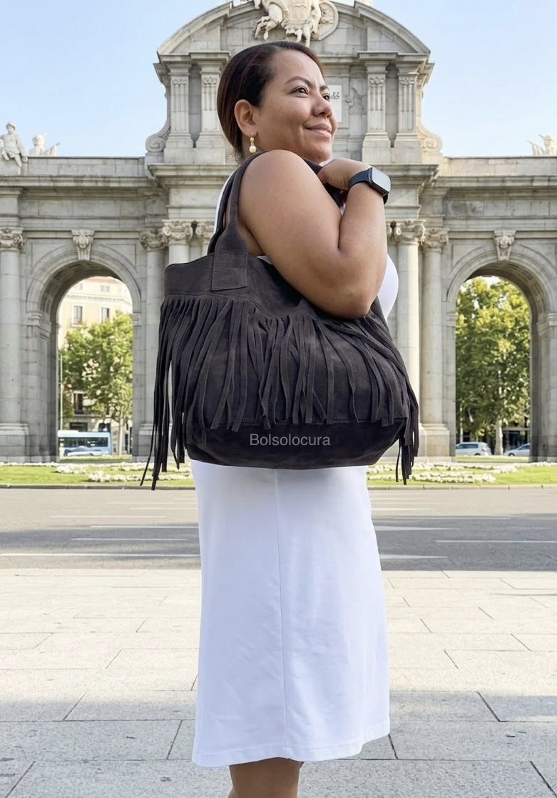 Un bolso shopper de piel vuelta con flecos de color chocolate