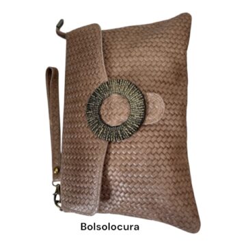 Un modelo de cartera y bandolera de piel con solapa de color taupe