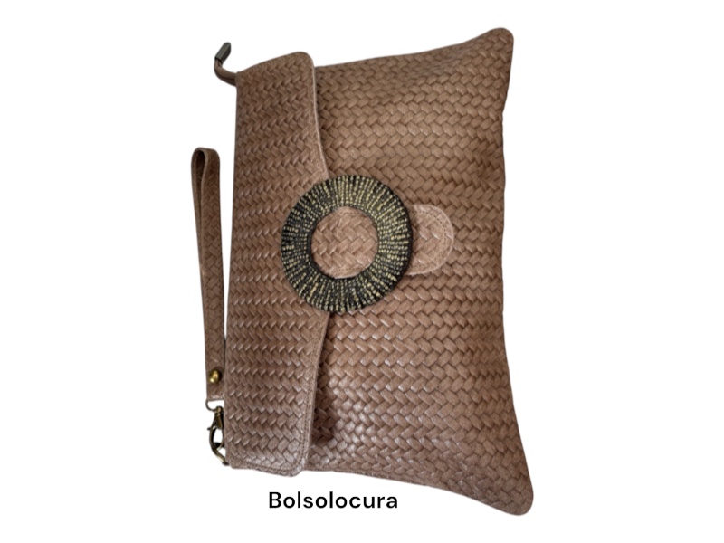 Un modelo de cartera y bandolera de piel con solapa de color taupe