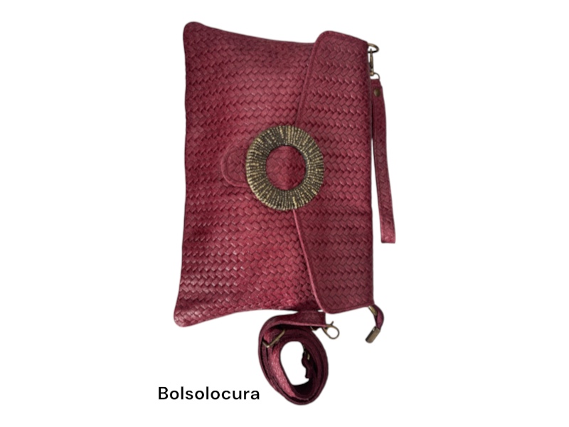 Un modelo de cartera y bandolera de piel con solapa de color guinda