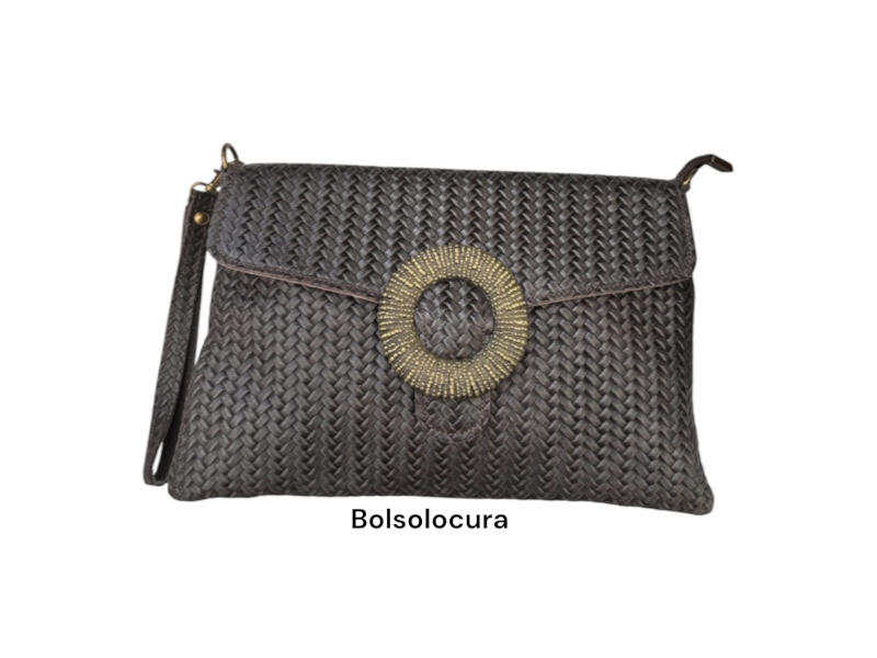 Un modelo de cartera y bandolera de piel con solapa de color chocolate