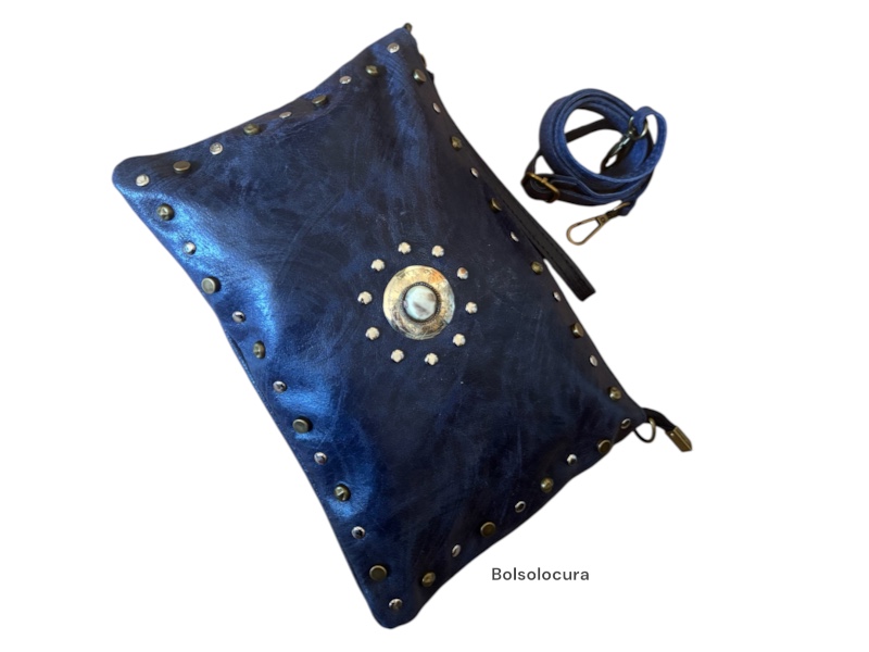 Bandolera y Cartera con tachuelas de Piel envejecida de tamaño grande y de color azulmarino