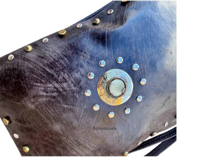Bandolera y Cartera con tachuelas de Piel envejecida de tamaño grande y de color chocolate