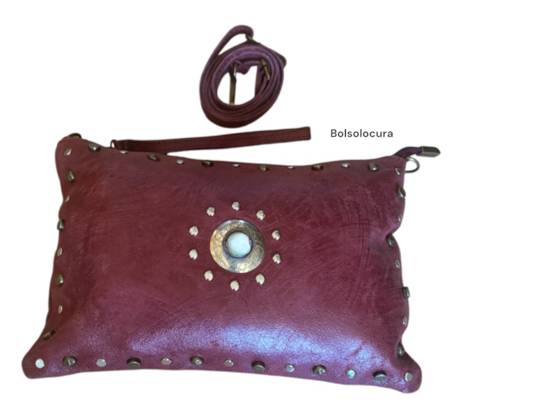 Bandolera y Cartera con tachuelas de Piel envejecida de tamaño grande y de color guinda