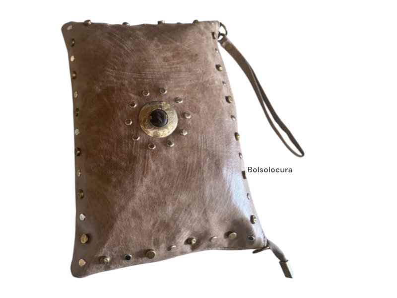 Bandolera y Cartera con tachuelas de Piel envejecida de tamaño grande y de color taupe